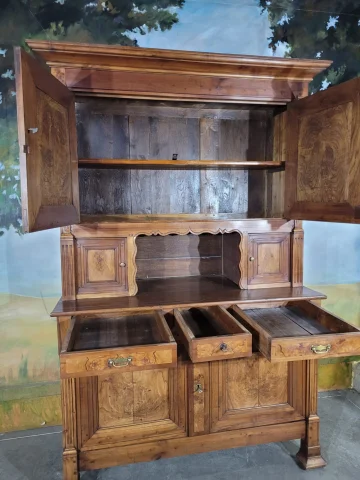 Buffet de dos cuerpos bressano en olmo y nogal — Muy buen estado