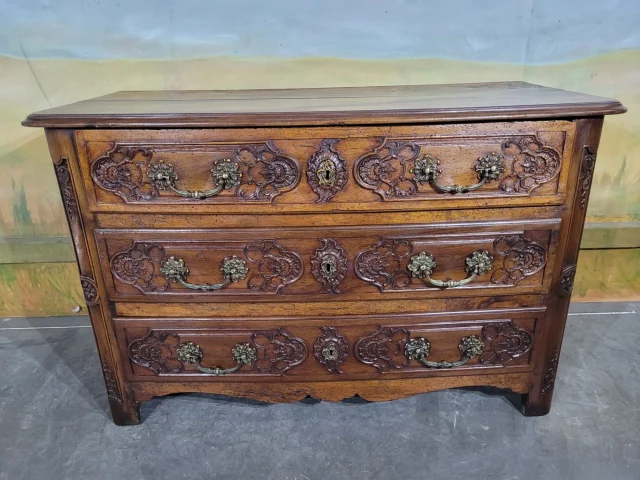 Kommode der Louis-XV-Epoche in Nussbaum — Sehr guter Zustand