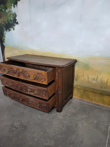 Kommode der Louis-XV-Epoche in Nussbaum — Sehr guter Zustand