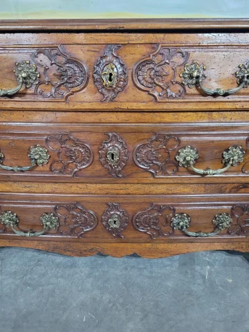 Kommode der Louis-XV-Epoche in Nussbaum — Sehr guter Zustand