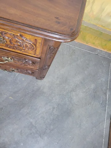Kommode der Louis-XV-Epoche in Nussbaum — Sehr guter Zustand