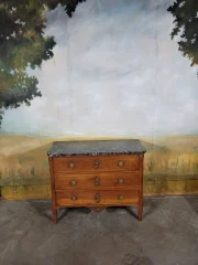 Kleine Louis-XVI-Kommode aus Kirschbaum