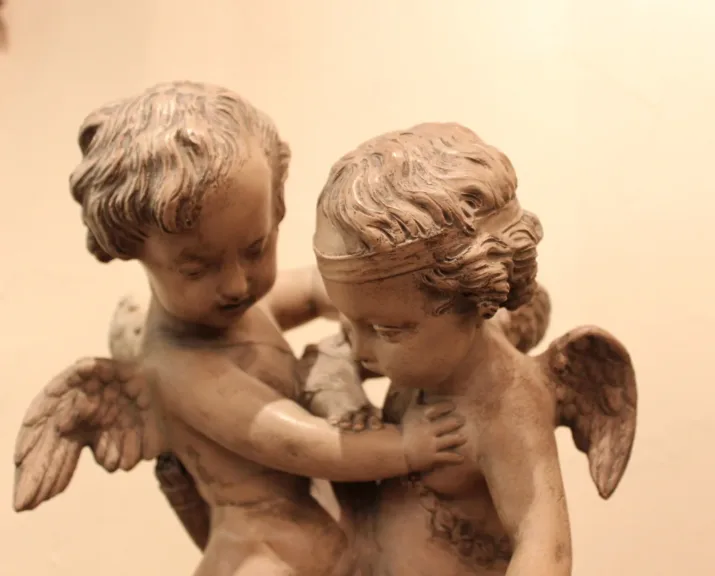 Groupe d'angelots en terre cuite
