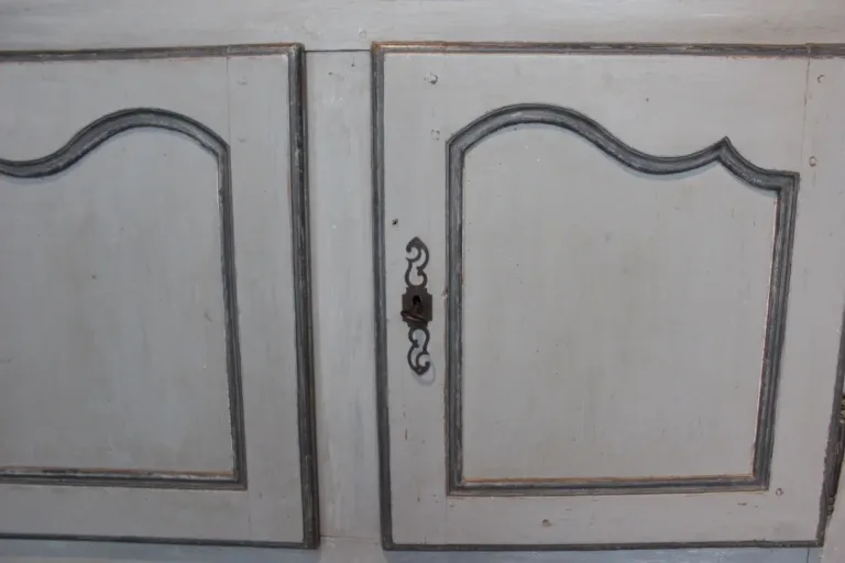 Bahut Louis XV en bois polychrome