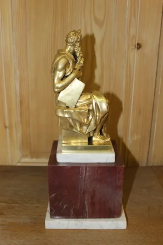Bronze représentant Moïse tenant les table de la loi