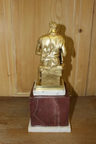 Bronze représentant Moïse tenant les table de la loi