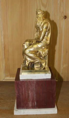 Bronze représentant Moïse tenant les table de la loi