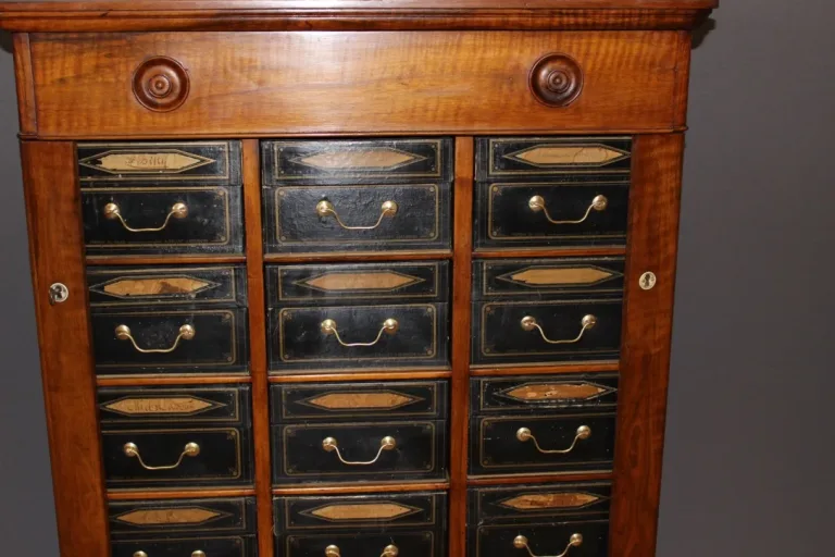 Cartonnier d'époque Restauration en noyer