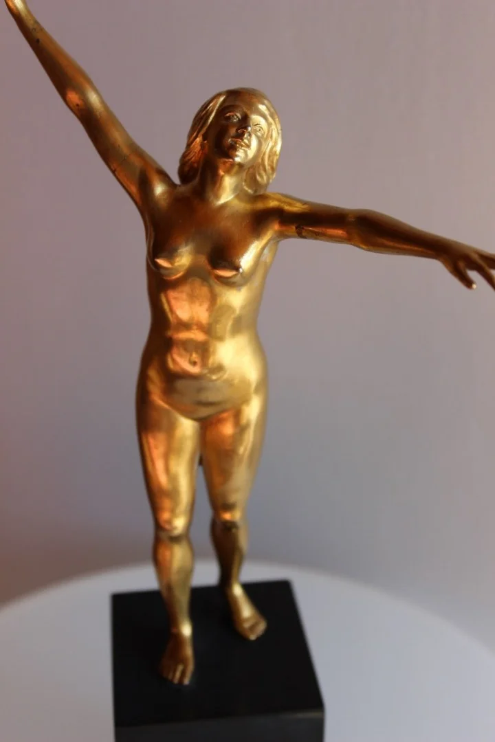 Sculpture de femme en bronze par Durquet