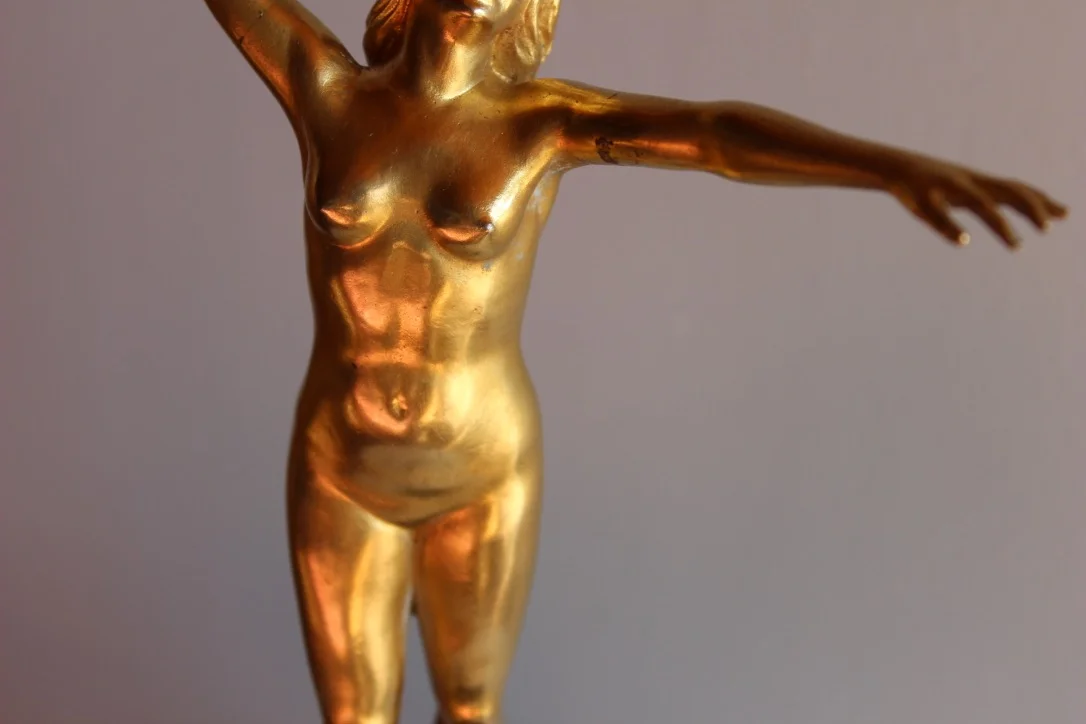 Sculpture de femme en bronze par Durquet