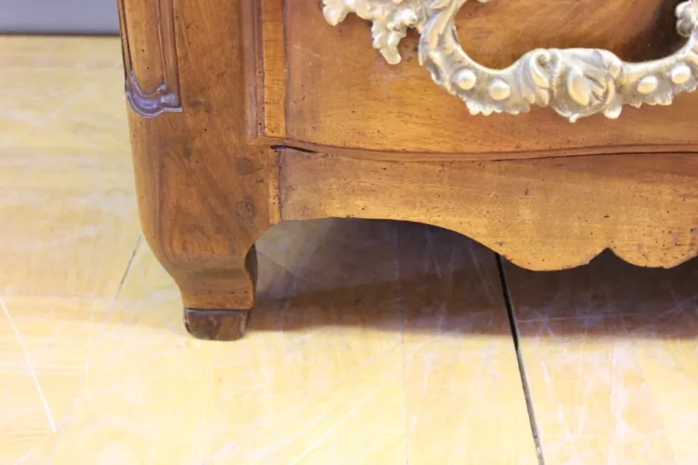 Commode arbalète en noyer XVIII siècle