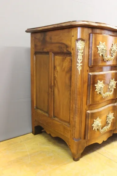 Commode arbalète en noyer XVIII siècle