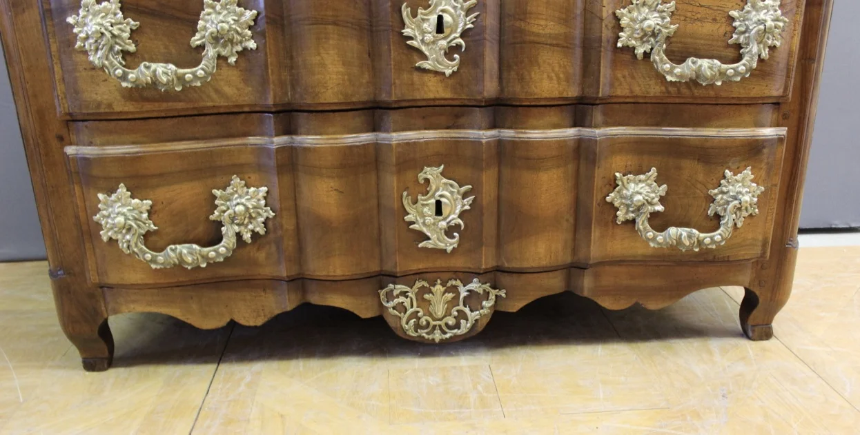 Commode arbalète en noyer XVIII siècle