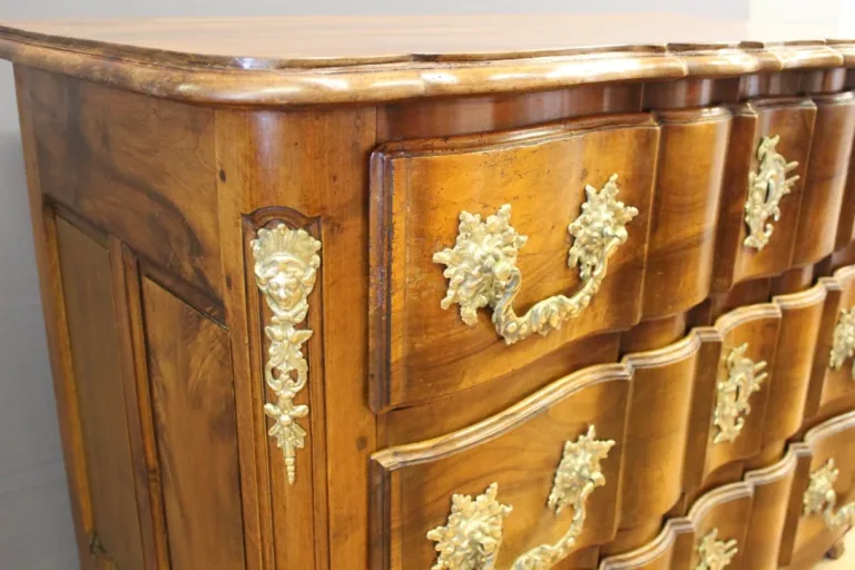 Commode arbalète en noyer XVIII siècle