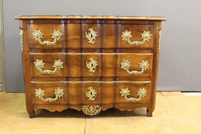 Commode arbalète en noyer XVIII siècle