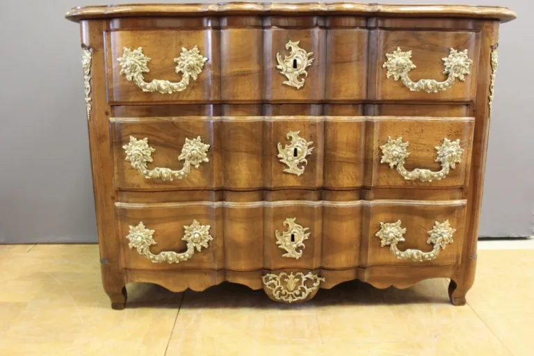 Commode arbalète en noyer XVIII siècle