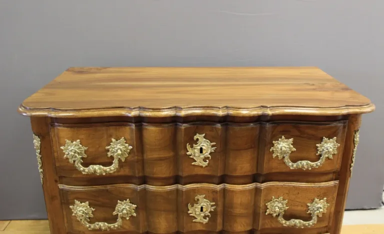 Commode arbalète en noyer XVIII siècle