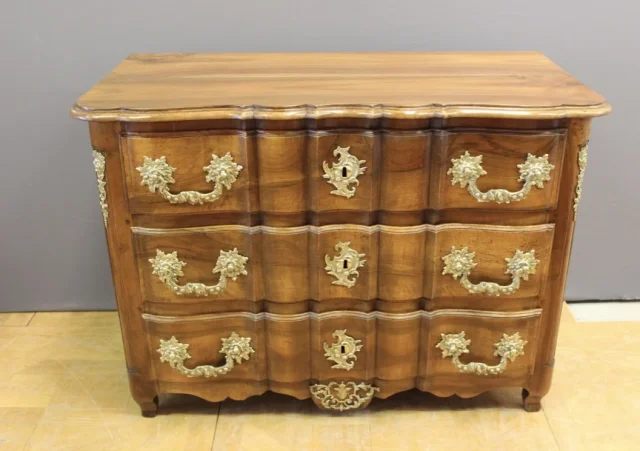 Commode arbalète en noyer XVIII siècle