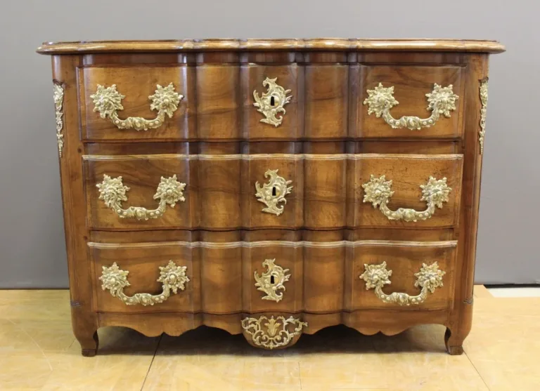 Commode arbalète en noyer XVIII siècle
