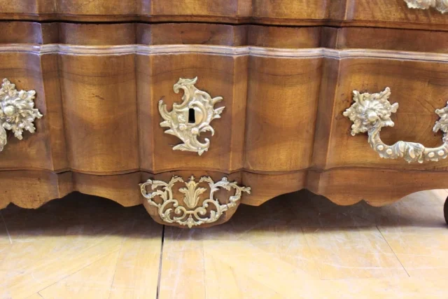 Commode arbalète en noyer XVIII siècle