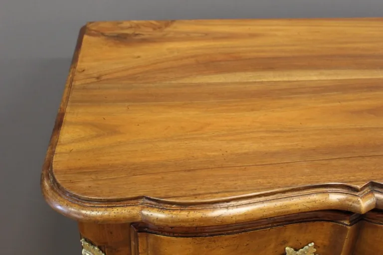 Commode arbalète en noyer XVIII siècle