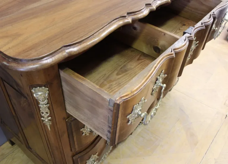 Commode arbalète en noyer XVIII siècle