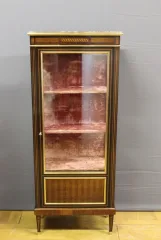 Vitrine de style Louis XVI en marqueterie