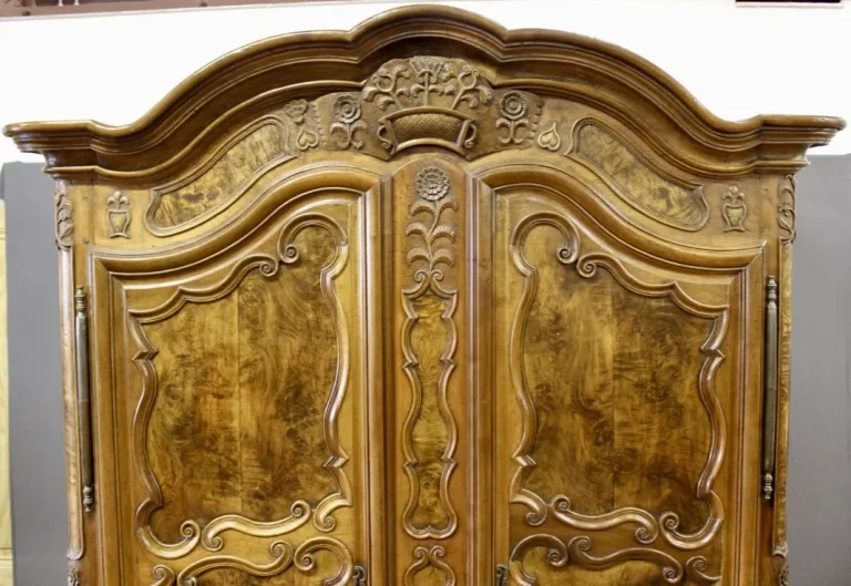 Armoire Bressane à corniche cintrée XVIII