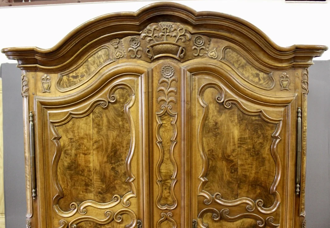 Armoire Bressane à corniche cintrée XVIII