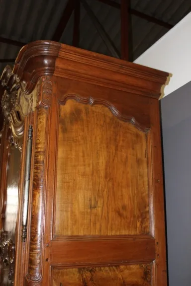 Armoire Bressane à corniche cintrée XVIII