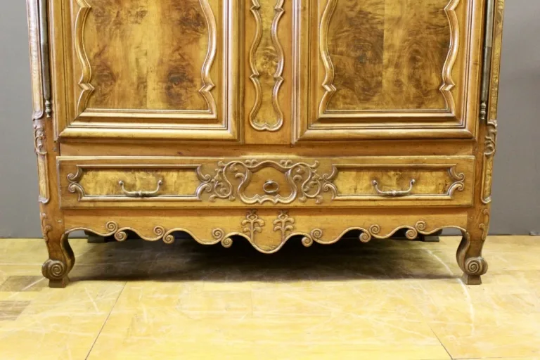 Armoire Bressane à corniche cintrée XVIII