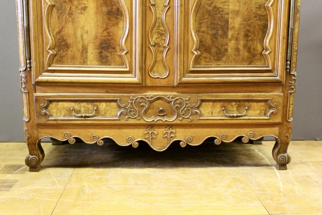 Armoire Bressane à corniche cintrée XVIII