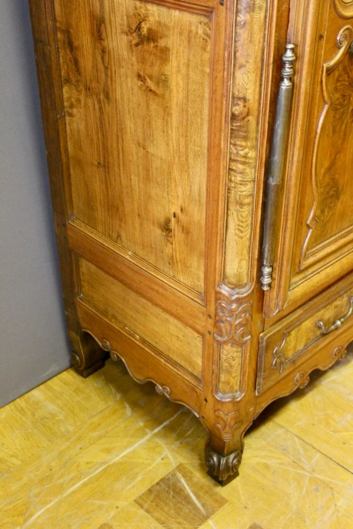 Armoire Bressane à corniche cintrée XVIII