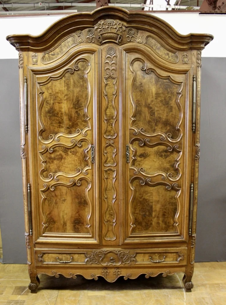Armoire Bressane à corniche cintrée XVIII