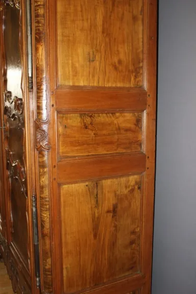 Armoire Bressane à corniche cintrée XVIII