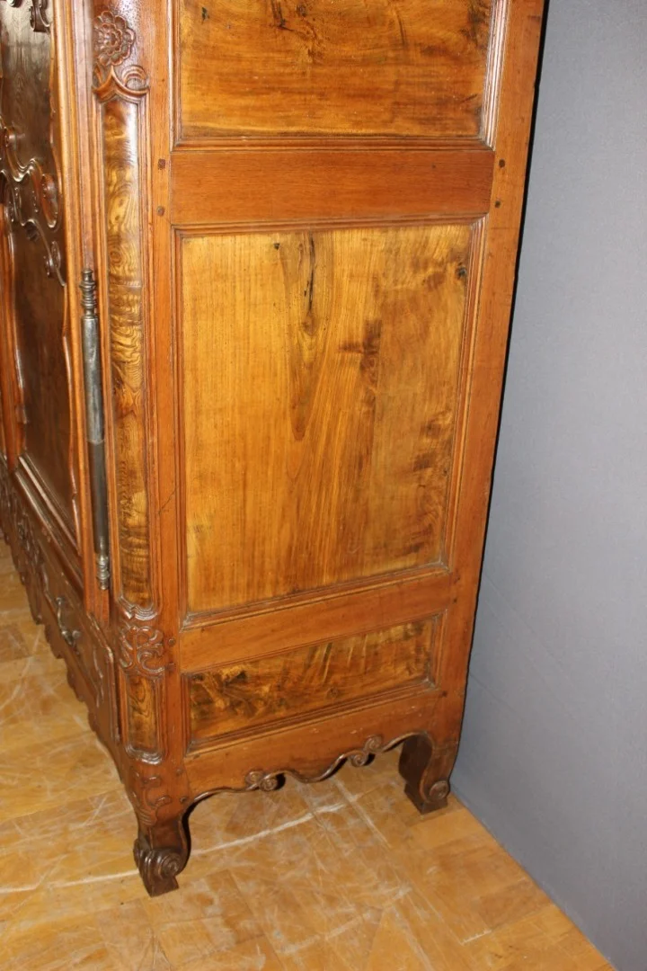 Armoire Bressane à corniche cintrée XVIII