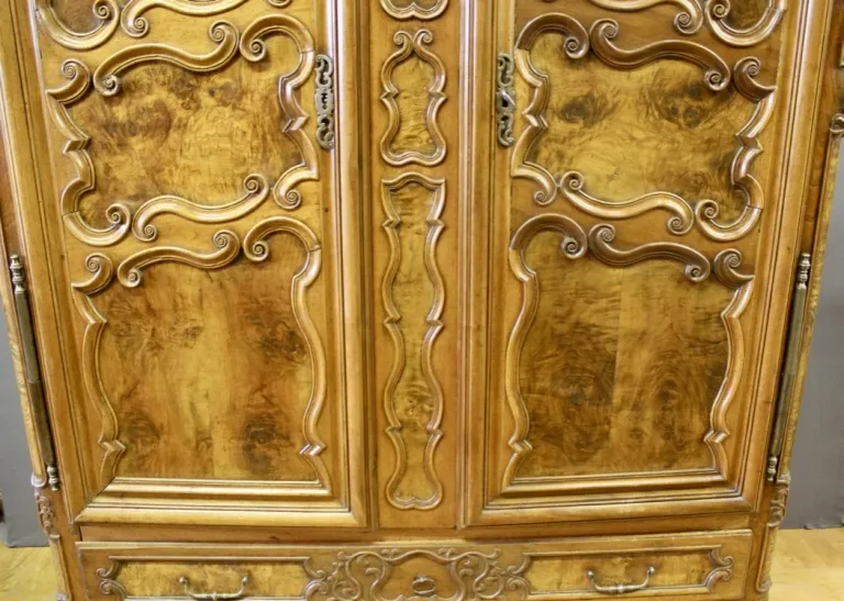 Armoire Bressane à corniche cintrée XVIII