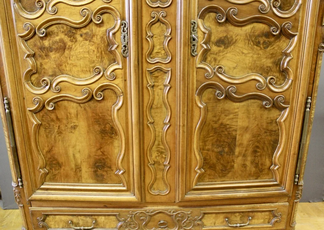 Armoire Bressane à corniche cintrée XVIII