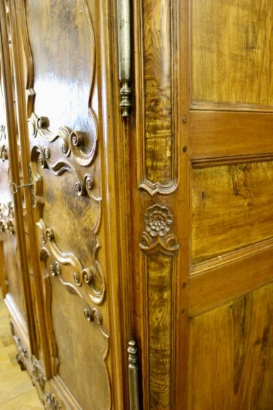 Armoire Bressane à corniche cintrée XVIII