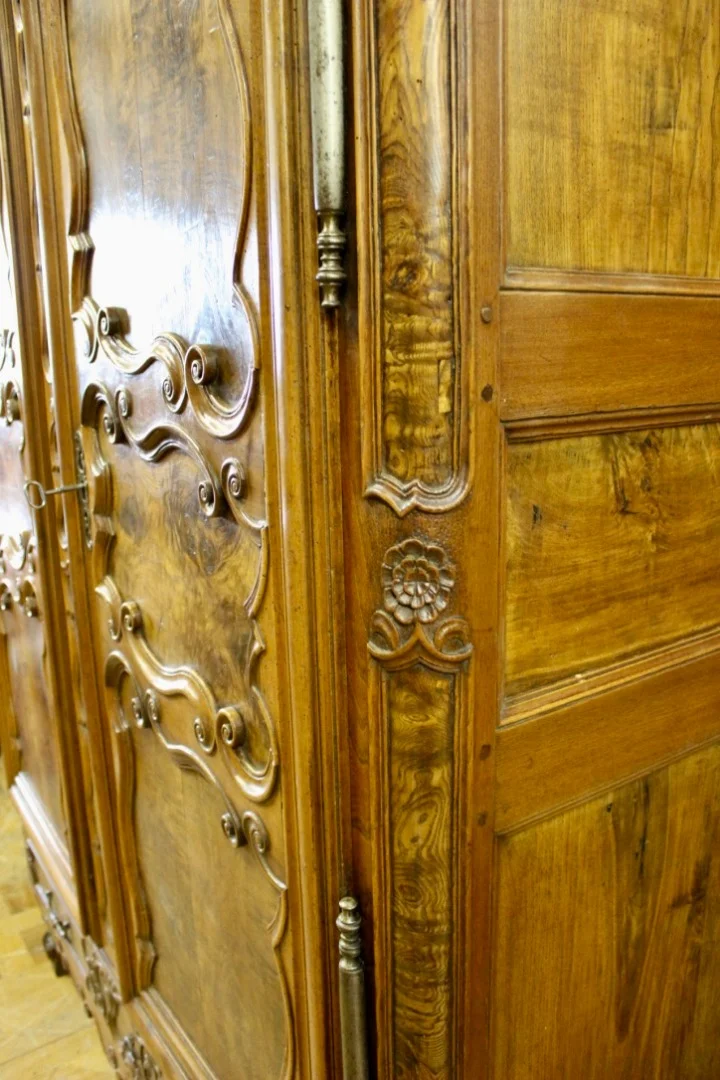 Armoire Bressane à corniche cintrée XVIII