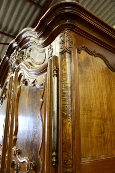 Armoire Bressane à corniche cintrée XVIII