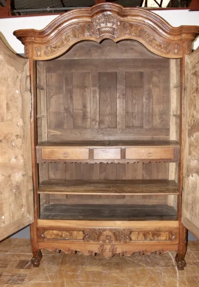 Armoire Bressane à corniche cintrée XVIII