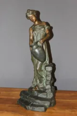 Sculpture de femme à la cruche par FORETAY