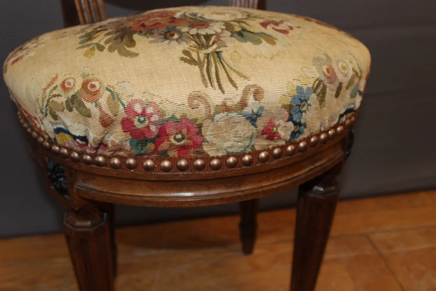 Suite de six chaises Louis XVI en noyer fin XVIII