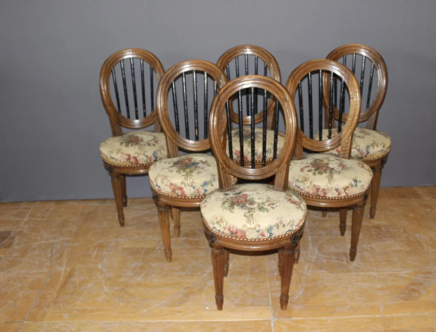 Suite de six chaises Louis XVI en noyer fin XVIII