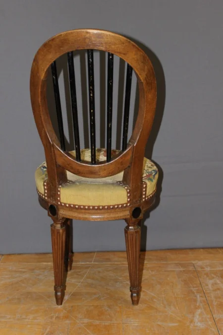 Suite de six chaises Louis XVI en noyer fin XVIII