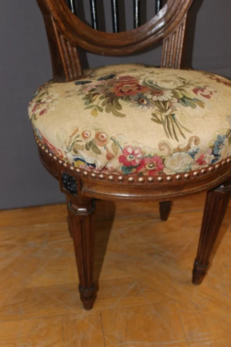 Suite de six chaises Louis XVI en noyer fin XVIII