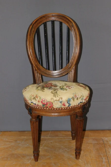 Suite de six chaises Louis XVI en noyer fin XVIII