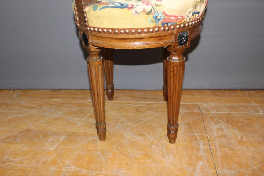 Suite de six chaises Louis XVI en noyer fin XVIII