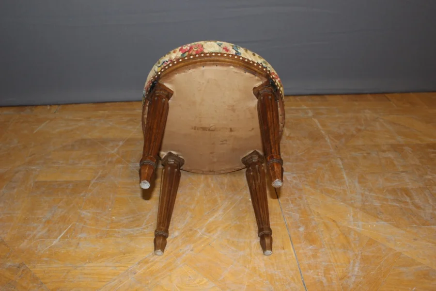 Suite de six chaises Louis XVI en noyer fin XVIII